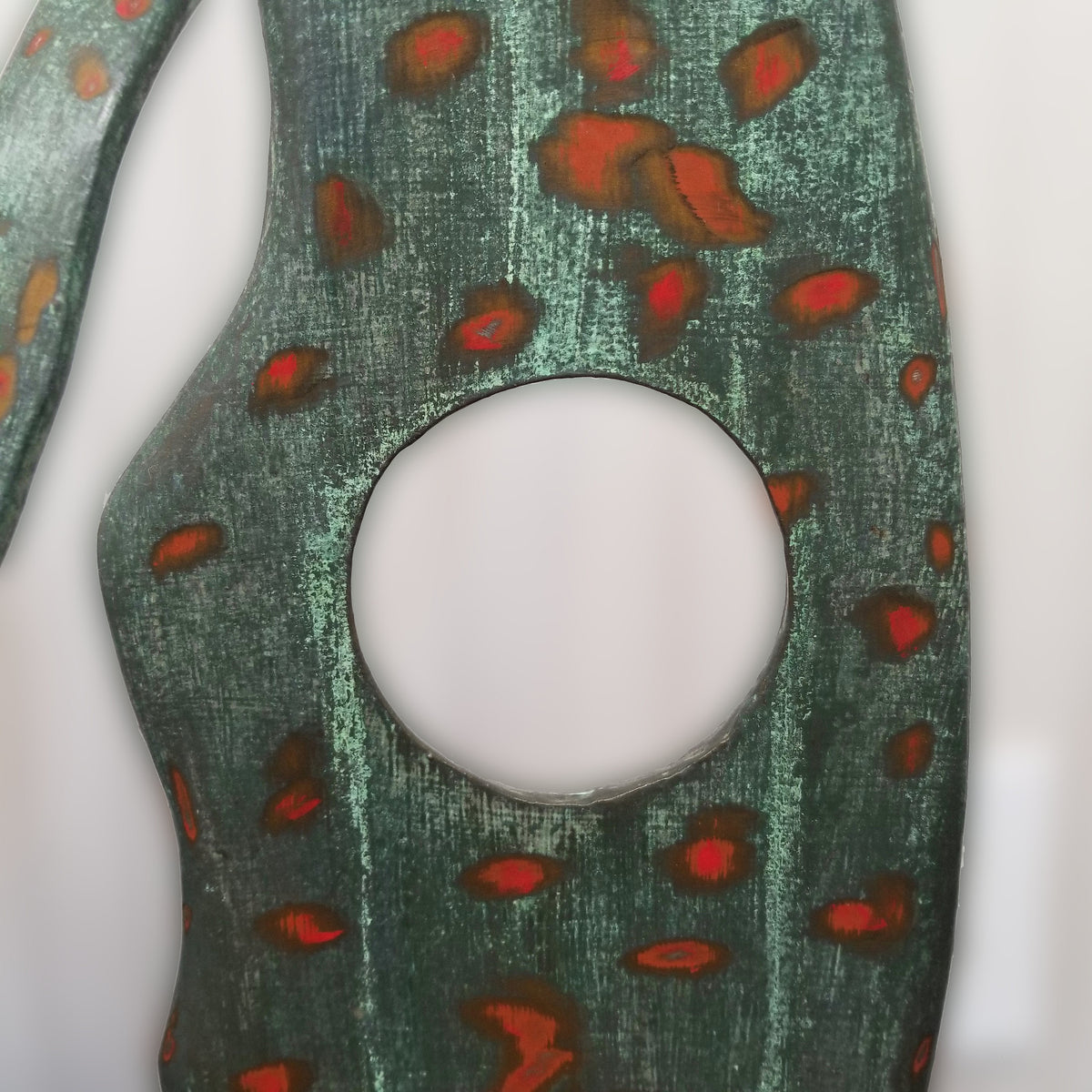 A close-up of the body detail for Scoperta Terra tabletop sculpture