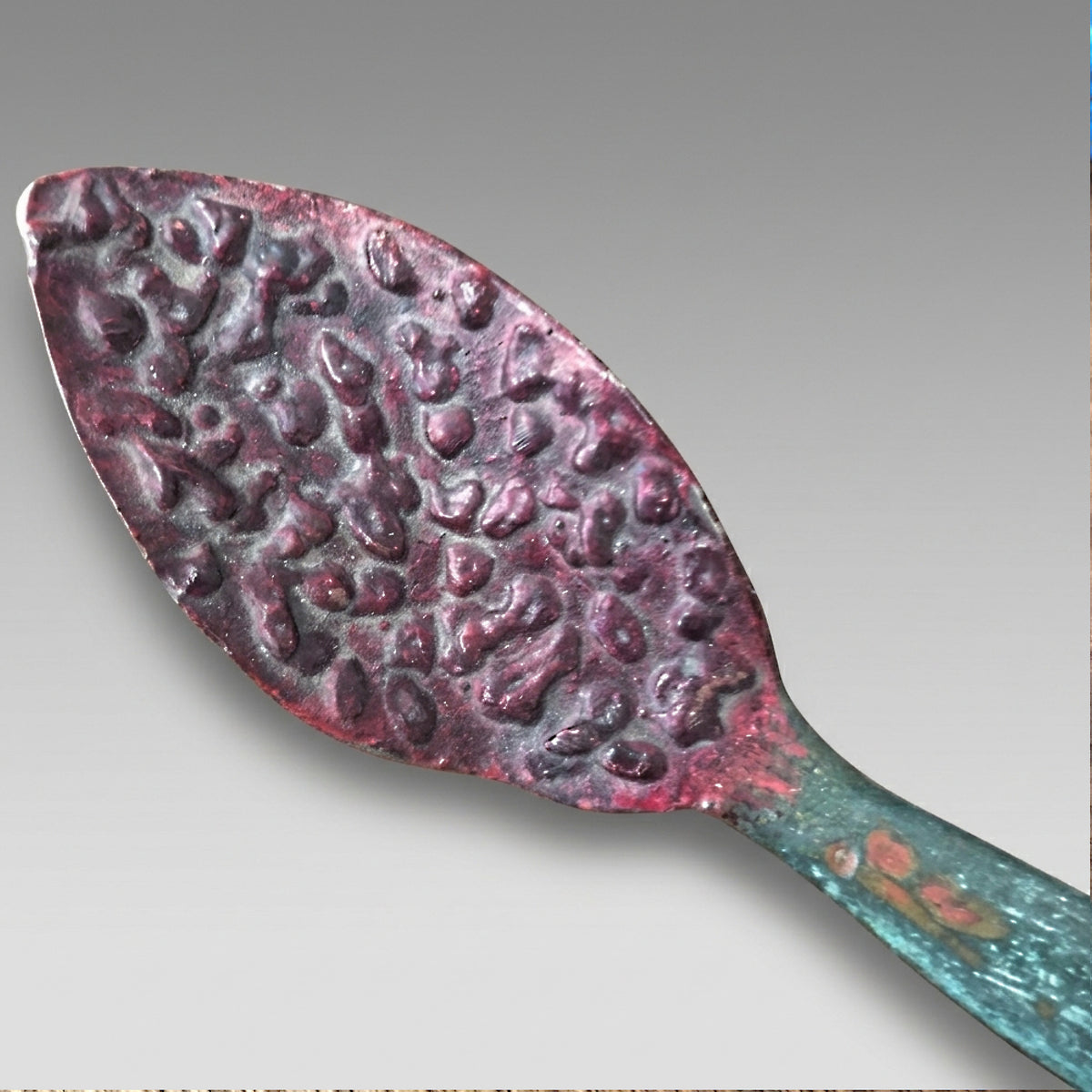 A close-up of the leaf detail for tabletop sculpture Scoperta Terra